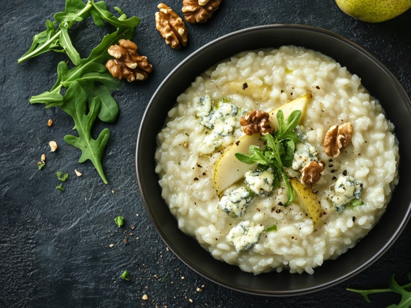 Ein Teller Risotto mit Gorgonzola und Birne.