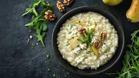 Ein Teller Risotto mit Gorgonzola und Birne.