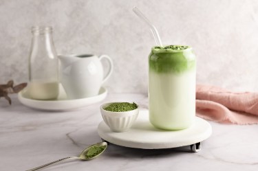 Whipped Matcha Latte auf einem Tisch