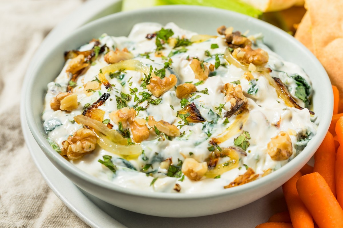 Eine Schüssel Borani: persischer Spinat-Dip.