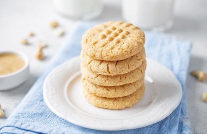 Ein Stapel Cashew-Butter-Cookies.