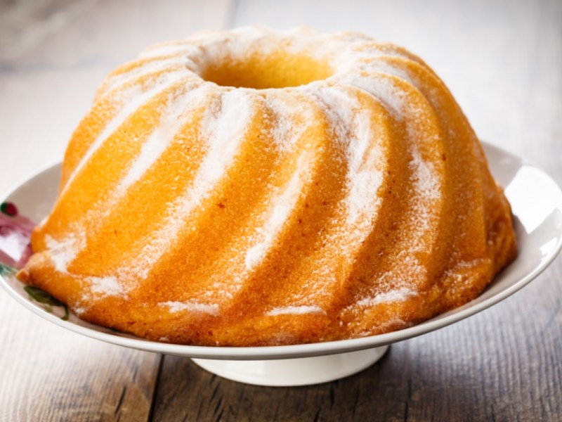 Ein Eierlikör-Gugelhupf auf einer Tortenplatte.