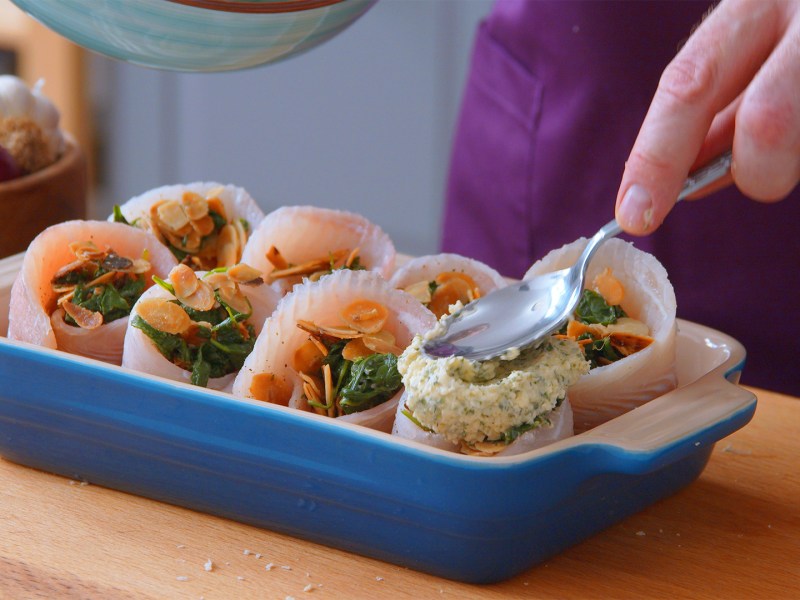 Eine Auflaufform mit Fischröllchen à la Bordelaise.