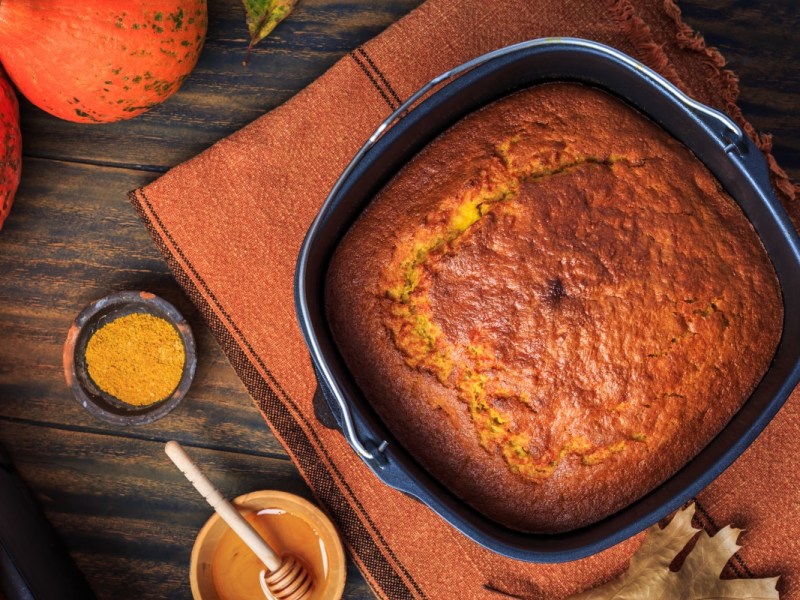 Kürbis-Apfel-Kuchen aus dem Airfryer in der Draufsicht.
