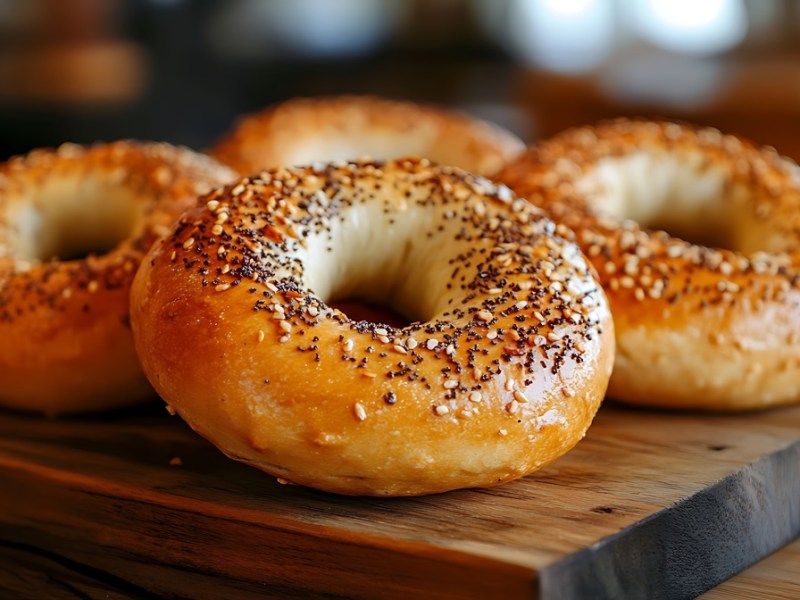 Bagel auf einem Holzbrett