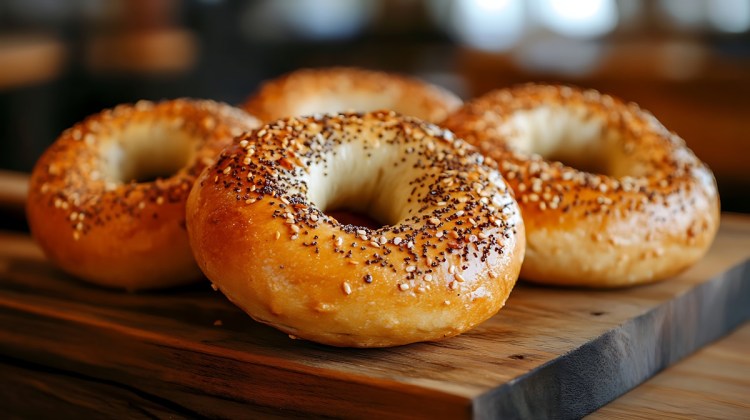 Bagel auf einem Holzbrett