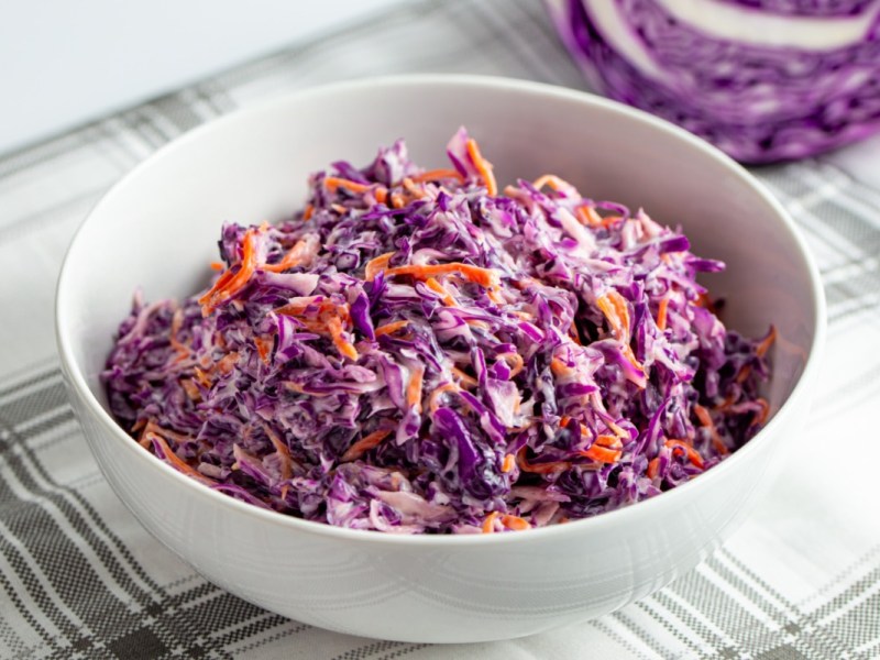 Eine Schüssel Coleslaw mit Rotkohl.