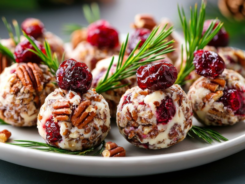 Teller mit Cranberry-Frischkäse-Bällchen