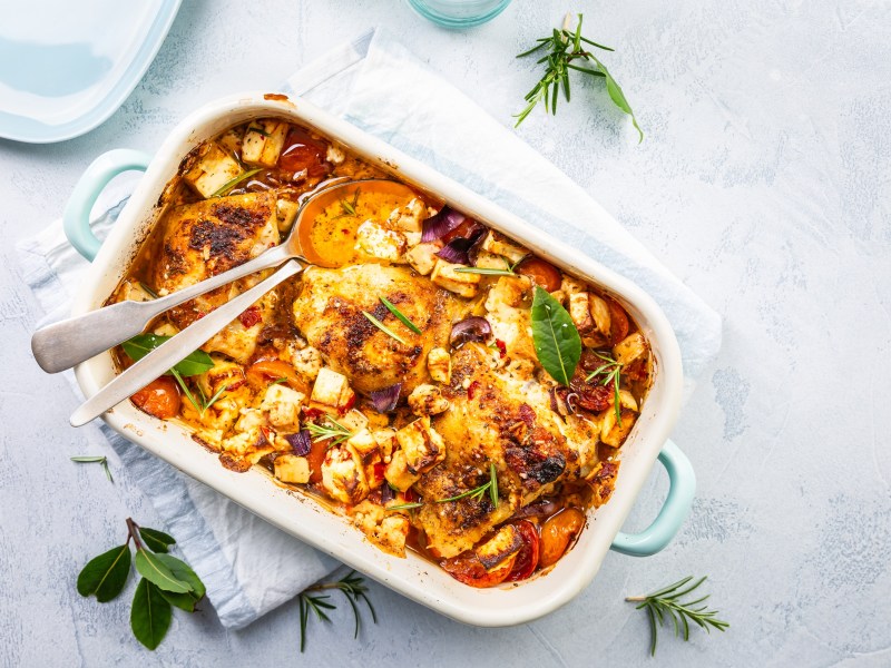 Feta-Hähnchen in einer Auflaufform.
