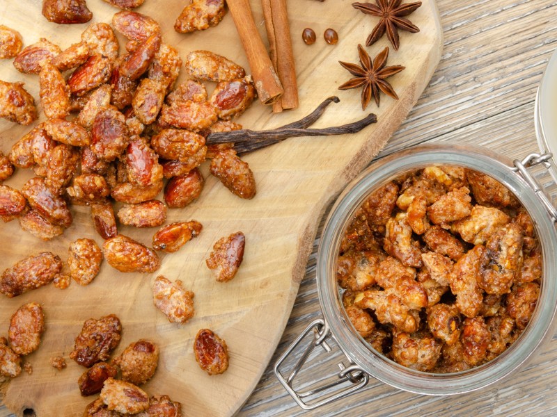 Gebrannte Mandeln auf einem Stück Backpapier