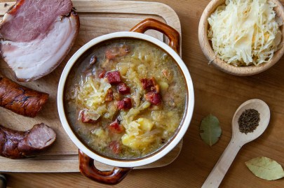 Topf mit polnischer Sauerkrautsuppe