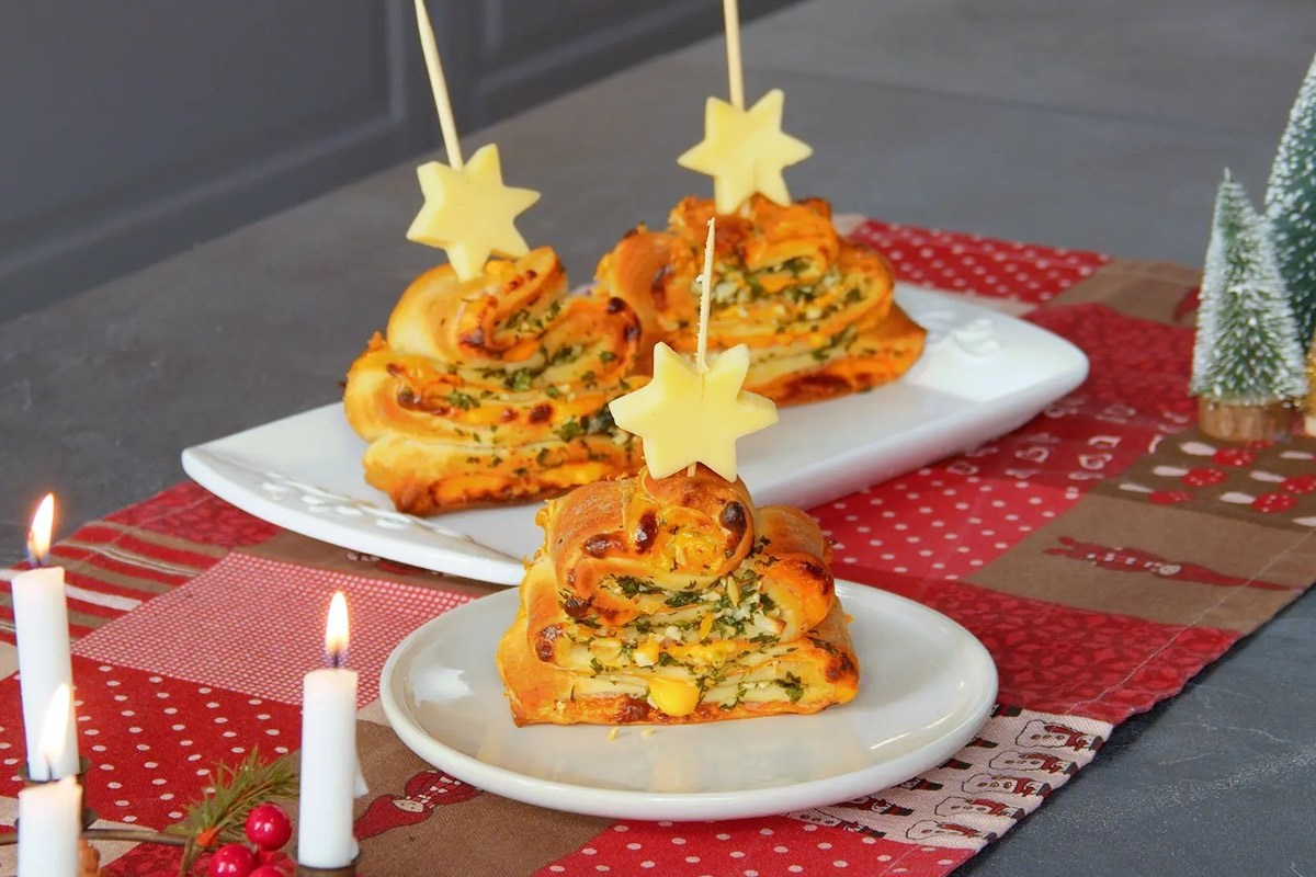 Drei Weihnachtsbaum-Snacks auf Tellern.