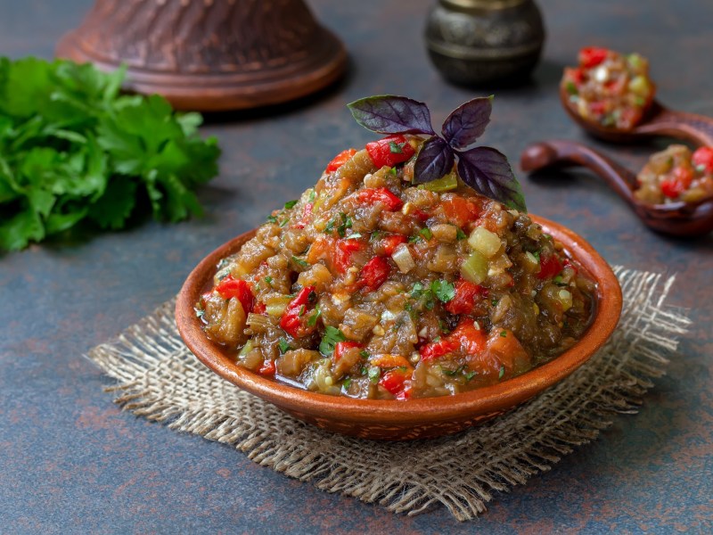 Ein Teller mit Ajapsandali: kaukasischer Aubergineneintopf.