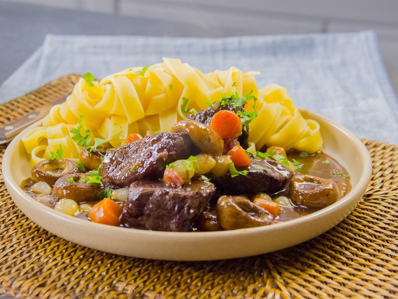 Eine Portion Boeuf bourguignon mit Nudeln.