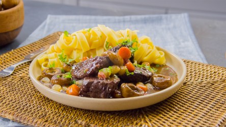 Eine Portion Boeuf bourguignon mit Nudeln.