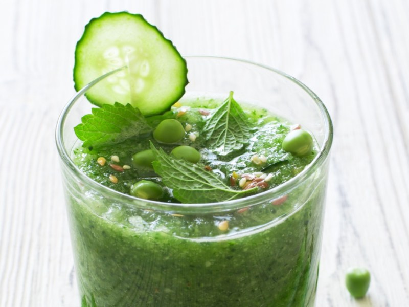 Ein Glas Erbsen-Gurken-Smoothie im Glas.