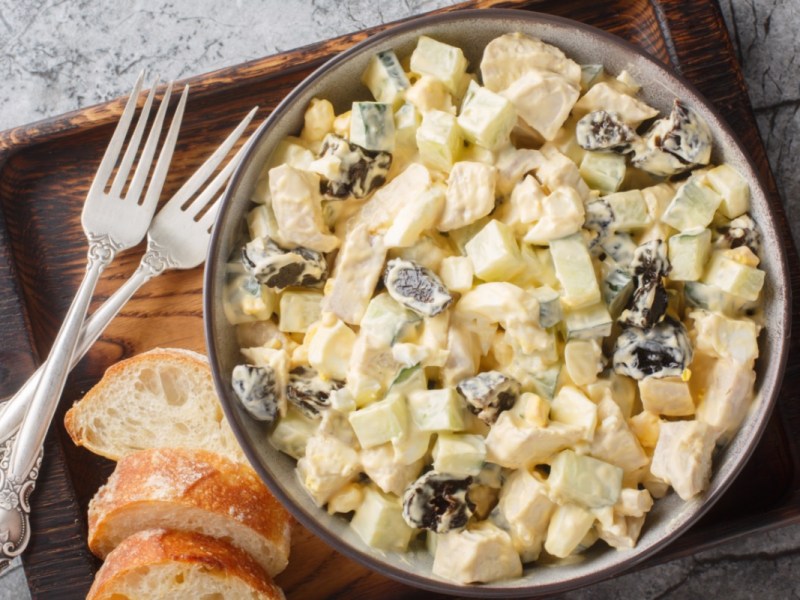 Eine Schüssel mit cremigem Hähnchensalat mit Pflaumen.