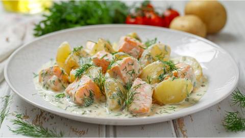 Teller mit Kartoffeln in Dill-Sahnesoße