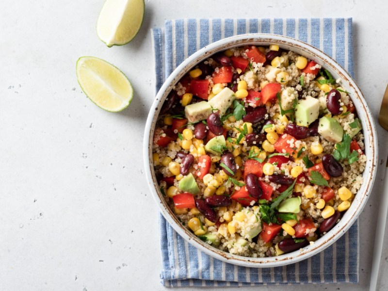Eine Schüssel Mexicana-Salat mit Quinoa in der Draufsicht.
