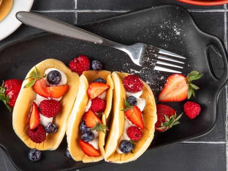 Pancake-Tacos mit Mascarpone-Pudding-Creme und frischen Früchten in der Draufsicht.
