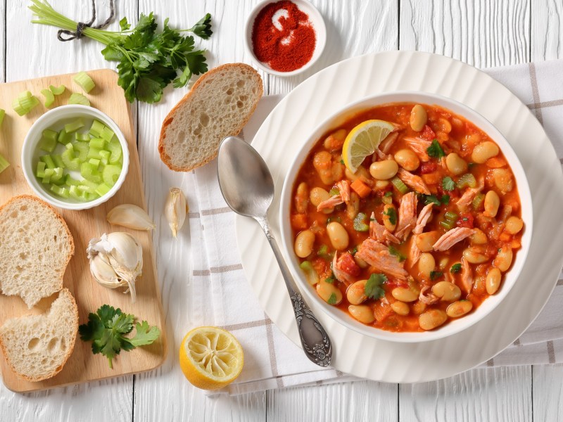 Eine Schüssel Pasulj: serbische Bohnensuppe mit Huhn.