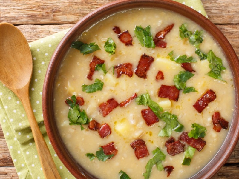 Eine Rumfordsuppe mit Speck in der Draufsicht.