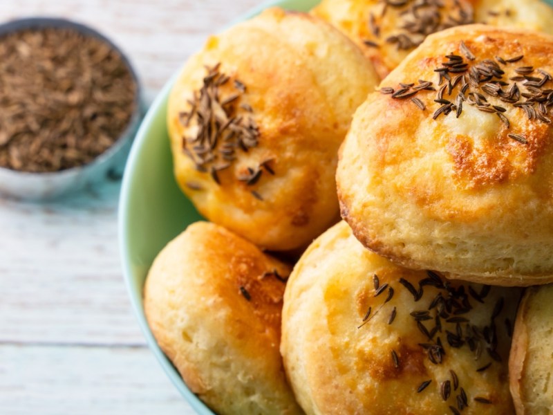 Schottische Käse-Bannocks in einer Schüssel.