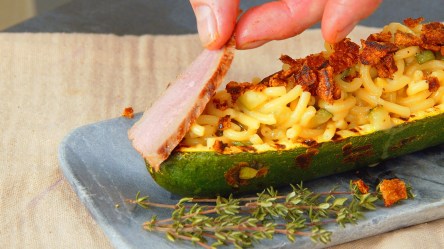 Gefüllte Zucchini mit Nudelrisotto und Entenbrust auf Teller