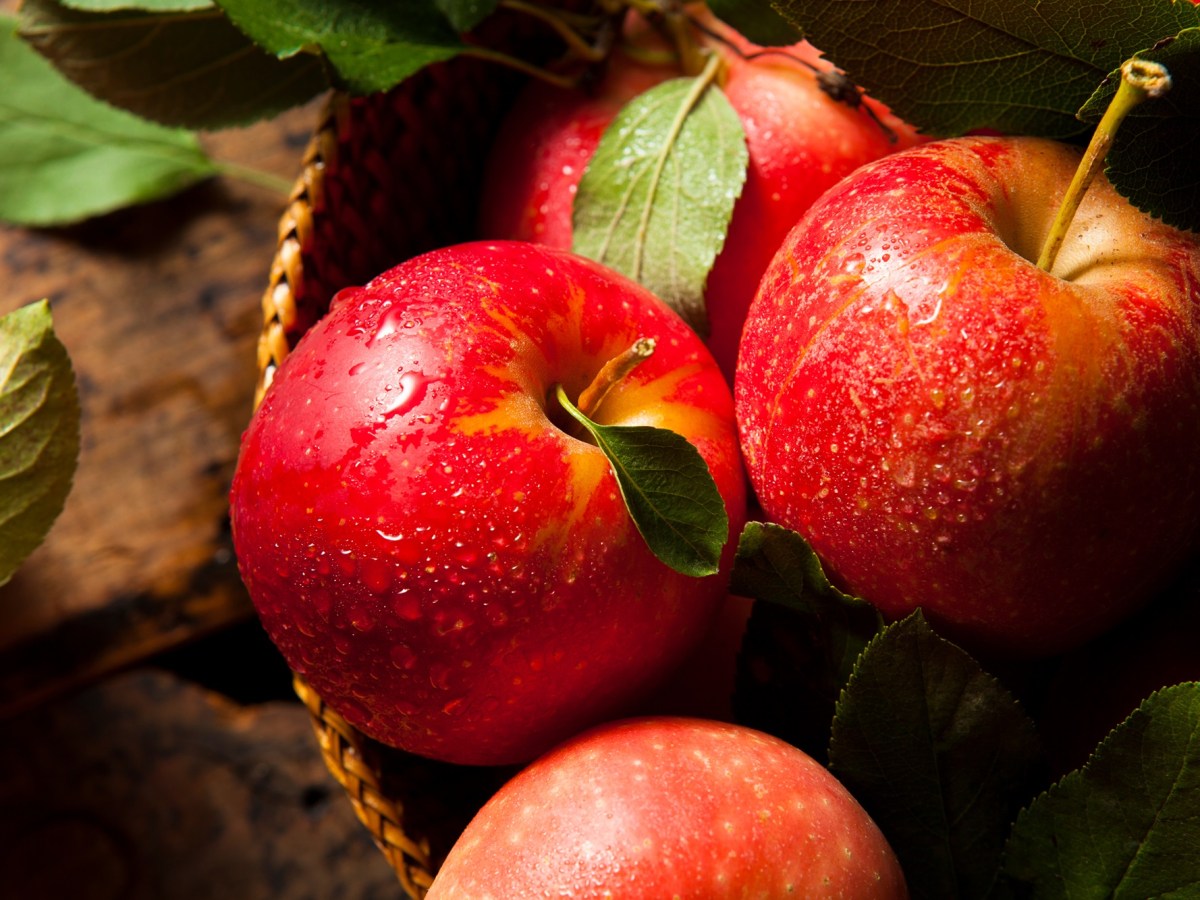 Apfel für Allergiker: mehrere Äpfel liegen in einem geflochtenen Korb.