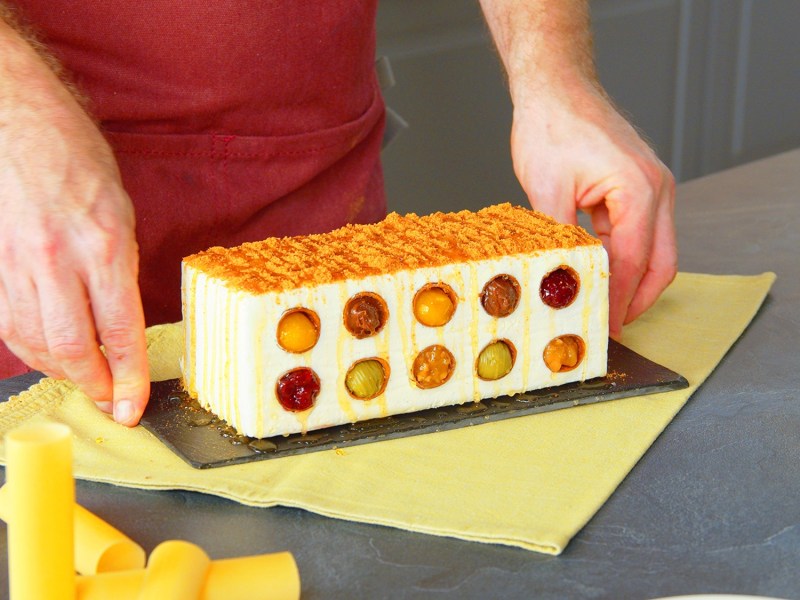 Cannellonikuchen aus dem Karton auf einem Tisch