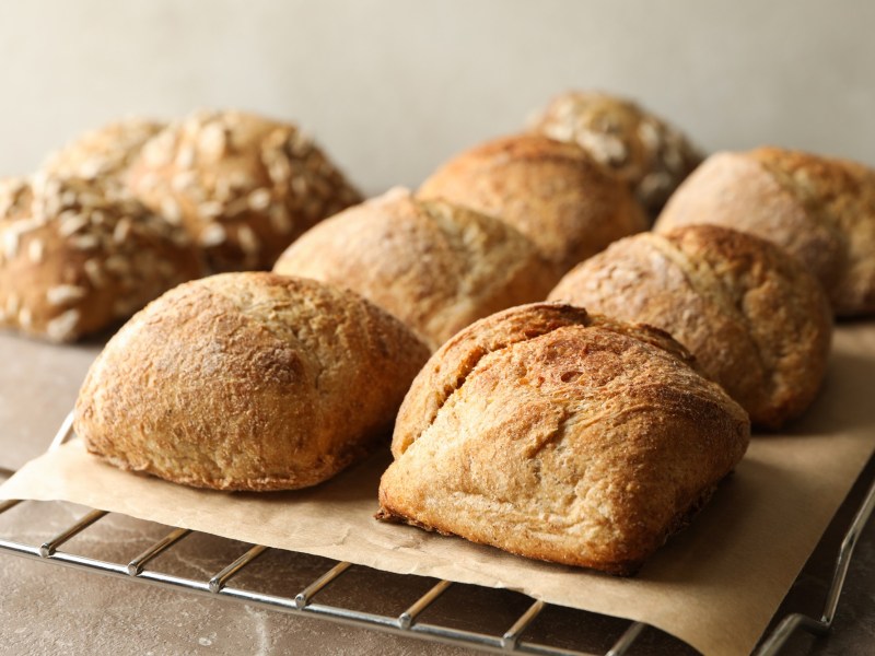 Ciabatta-Brötchen auf einem Kuchengitter.