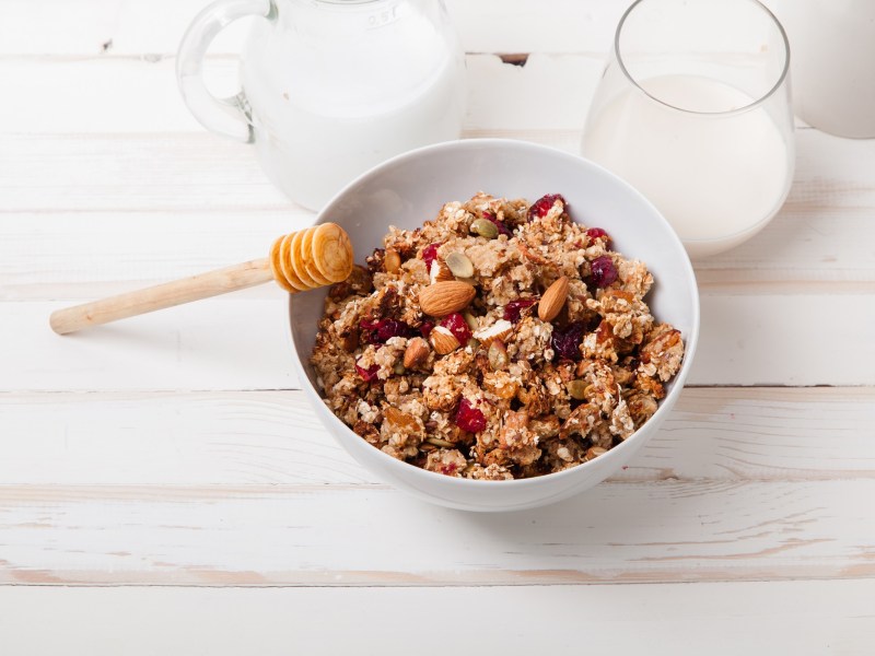 Eine Schüssel geröstetes Honig-Granola mit Milch.