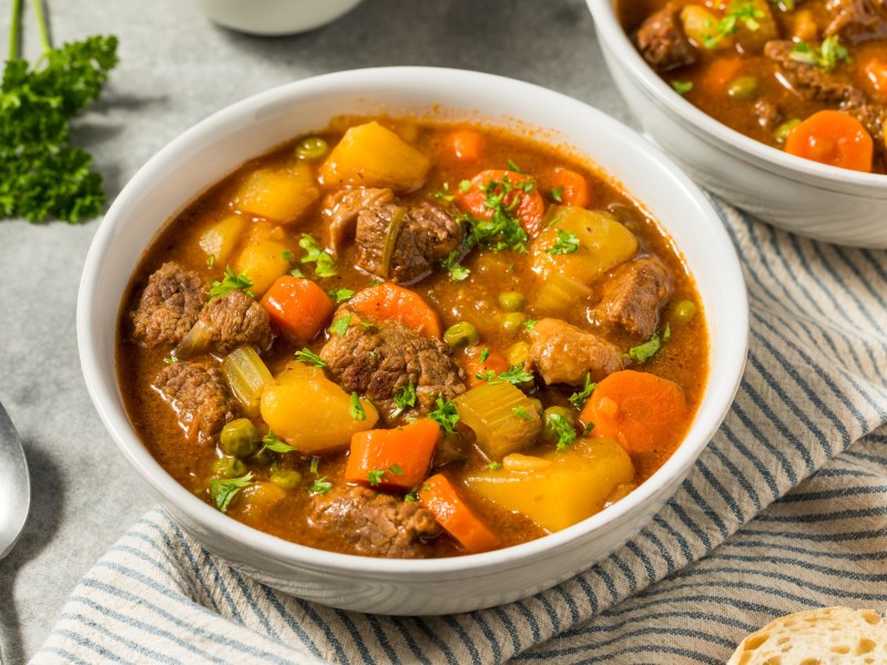 Eine Schüssel Guinness-Eintopf mit Rind, mit Petersilie bestreut.