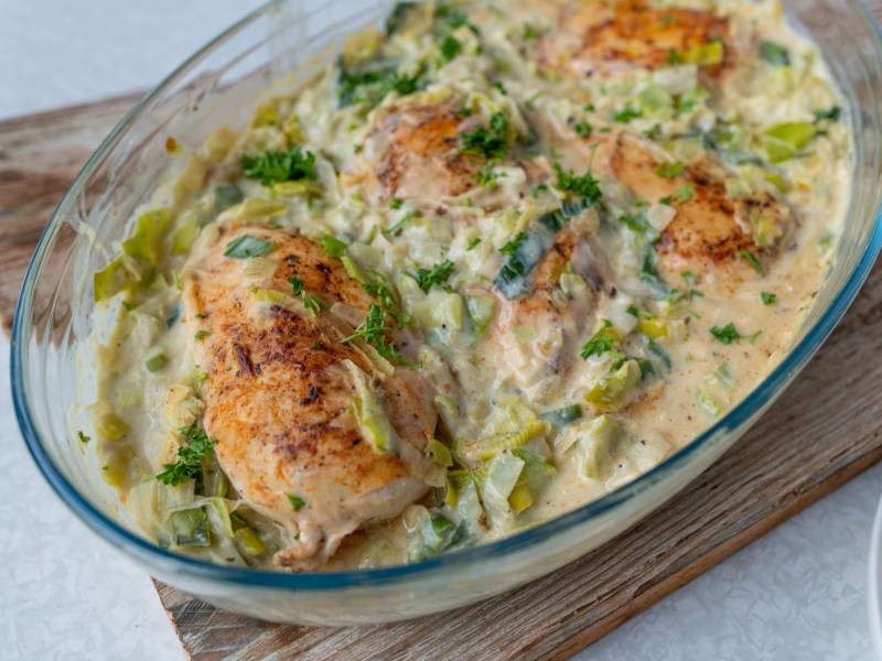 Auflaufform mit Hähnchenbrust in Lauch-Sahnesoße