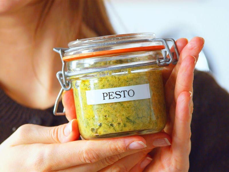 Glas mit Karottengrün-Pesto