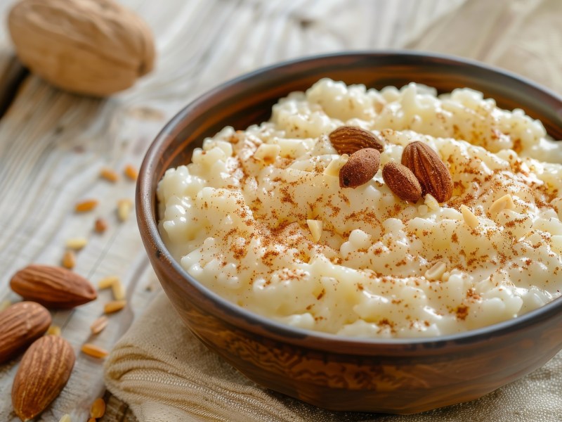 Schale mit Marzipan-Milchreis, Zimt und Mandeln