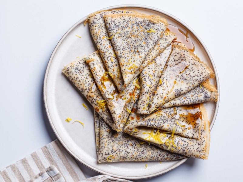 Mohnpfannkuchen auf einem weißen Teller. Draufsicht.