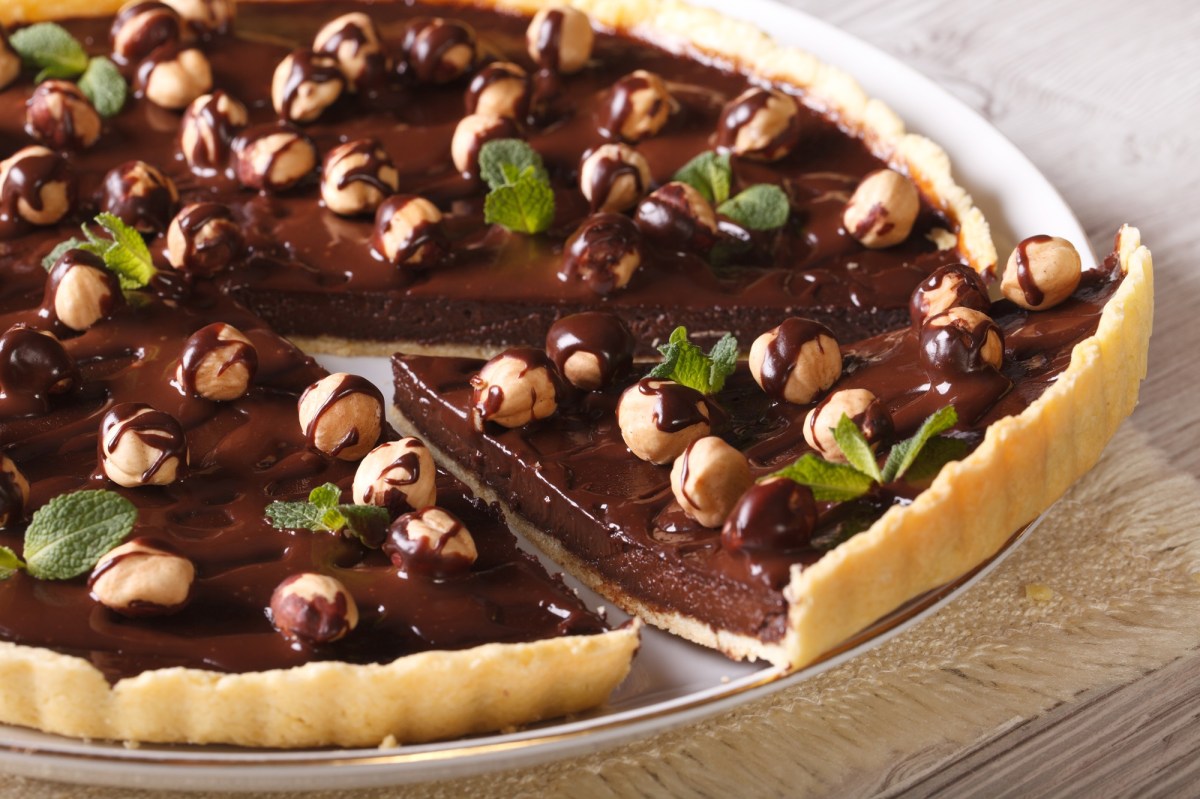 Angeschnittene Nutella-Haselnuss-Tarte
