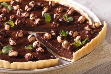 Angeschnittene Nutella-Haselnuss-Tarte