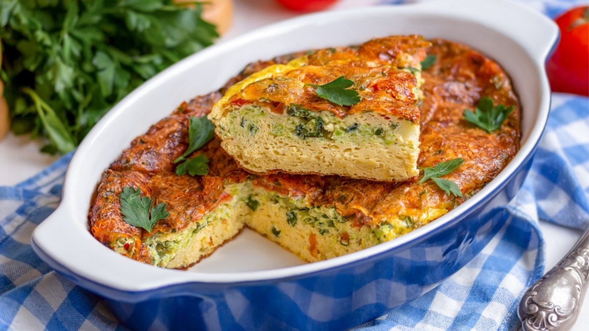 Ein Ofen-Omelett in einer blauen Auflaufform.