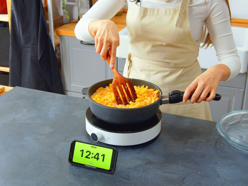 One-Pot-Nudeln mit Würstchen während der Zubereitung