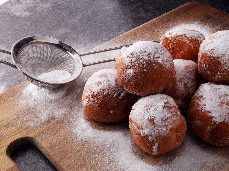 Quarkbällchen aus dem Ofen mit Puderzucker