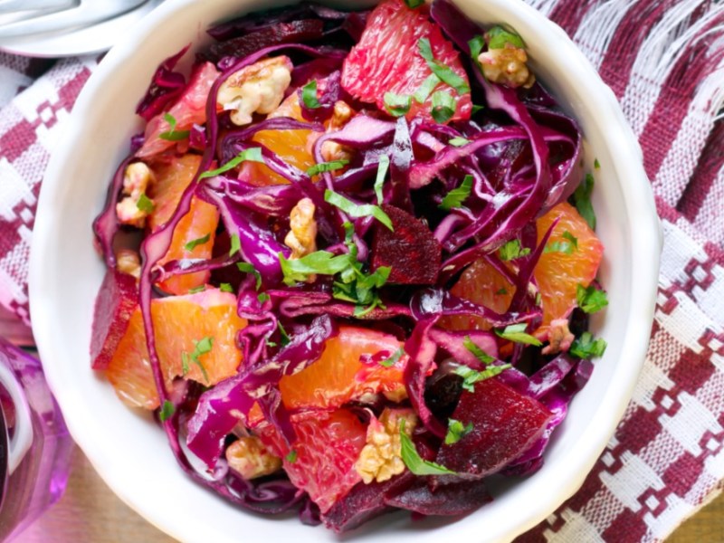 Eine Schüssel Rotkohl-Apfel-Salat mit Grapefruit in der Draufsicht.