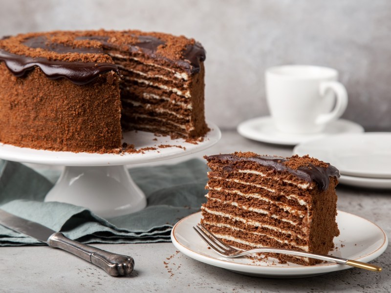 Schokoladen-Honigkuchen, von dem ein Stück abgeschnitten wurde.