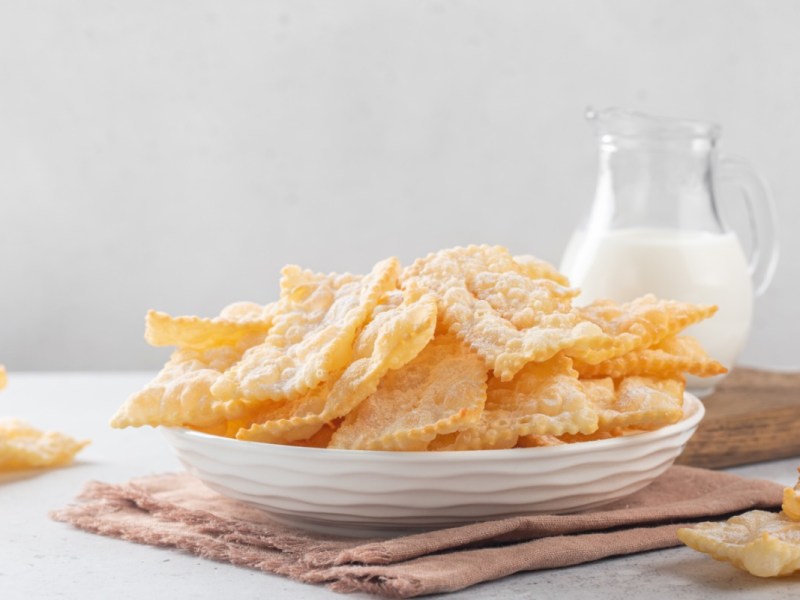 Mehrere Sfrappole auf einem Teller.