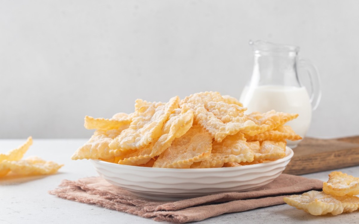 Mehrere Sfrappole auf einem Teller.