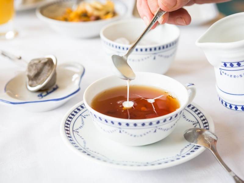 Ostfriesische Teetied mit typischem Teeservice