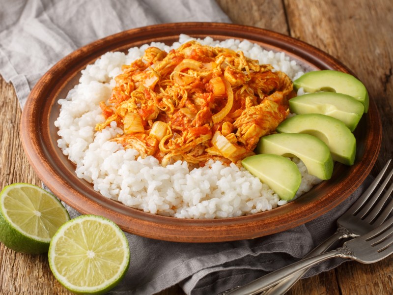 Ein Teller mit Tinga de Pollo: mexikanisches Hähnchenragout.