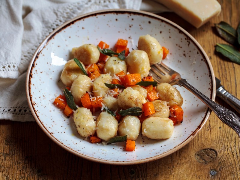Ein Teller Tofu-Gnocchi mit Kürbis und Salbei.