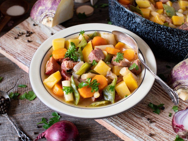 Teller mit Wintergemüse-Eintopf